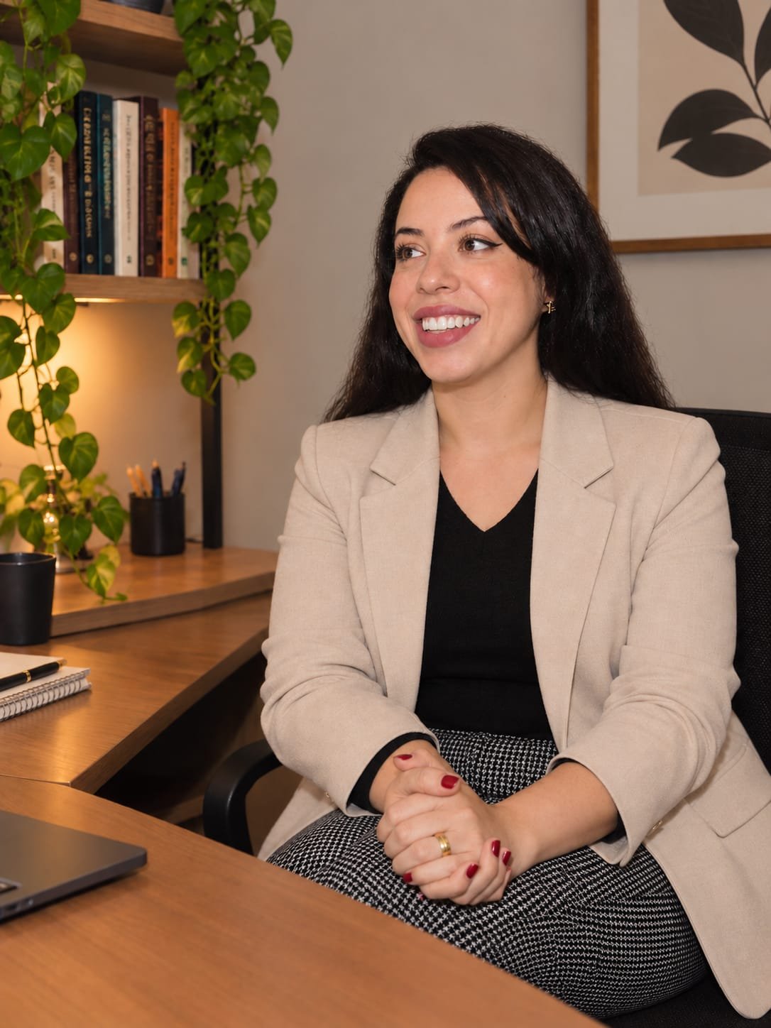 Gleyce Krauss sorrindo durante um atendimento, sentada à mesa do consultório